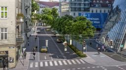 Rendering der Aspernbrückengasse von Aspernbrücke. Spuren von links nach rechts: Gehsteig, Radweg (stadteinwärts), 2 Fahrspuren (stadteinwärts), 1 Fahrspur (stadtauswärts), Grünstreifen mit Bäumen, Zweirichtungsradweg, Gehsteig. ZOOMVP/Mobag